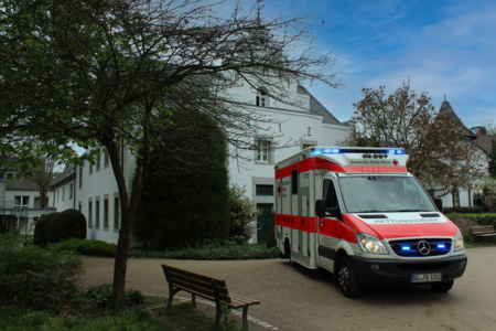 RTW vor Steinbreche Rettungswagen steht vor Haus Steinbreche