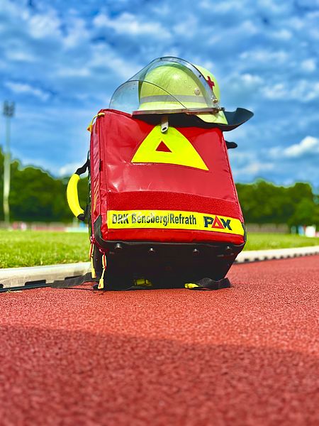Rucksack Stadion Rucksack auf Tartanbahn